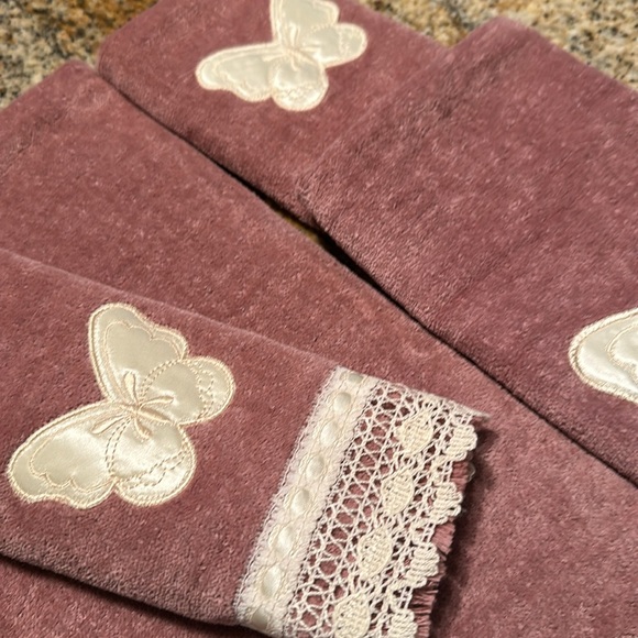 Beautiful Mauve Towel Set - Picture 3 of 5